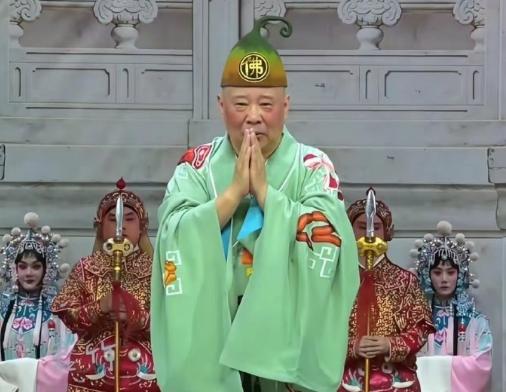 郭德纲不就是改了几句歌词嘛，有必要那么上纲上线吗？有些人说那首《弹起我心爱的土琵