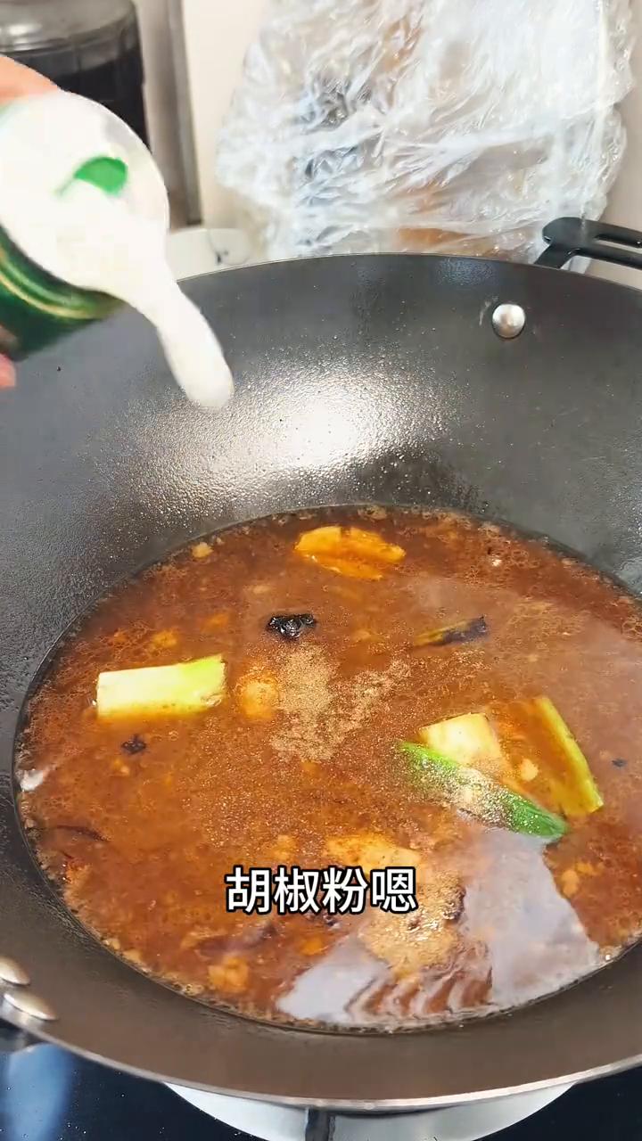 骨头汤焖河鱼。
用大骨头汤炖出来的河鱼没有一点土腥味，满满的都是香味，就像这样满