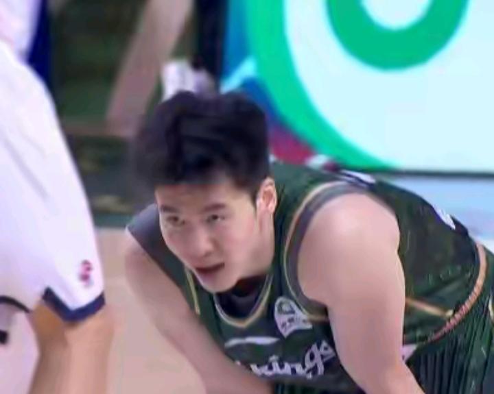 又发现了一颗好苗子，昨晚的一场比赛，让大家都对他刮目相看。
他叫郭昊文，虽然白净