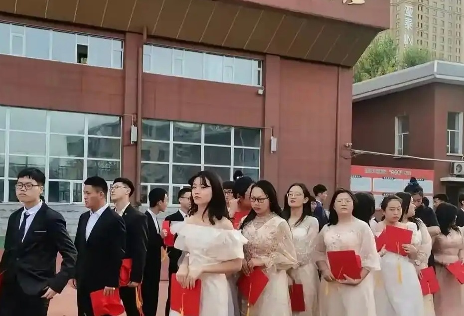 校长怒批成人礼：他们是成人了不是结婚了！ 