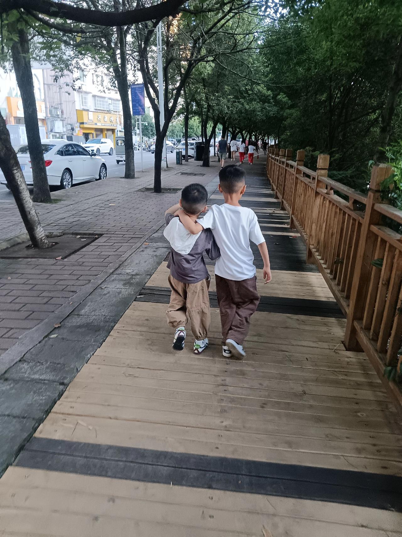 好时两兄弟，如并肩星辰