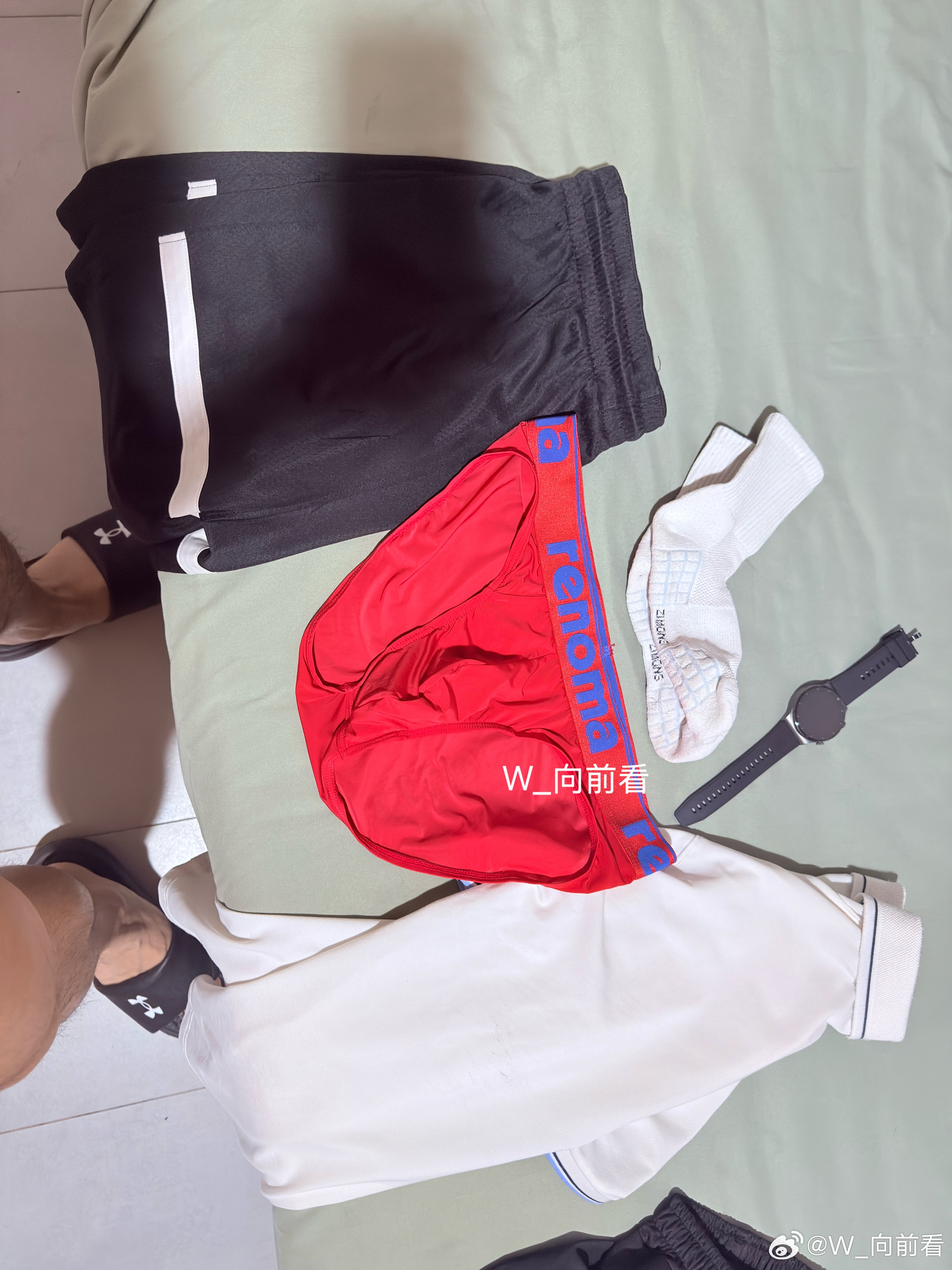 今日份ootd ，胖了几斤，这校服都不合适了，好紧啊！[笑cry][笑cry][
