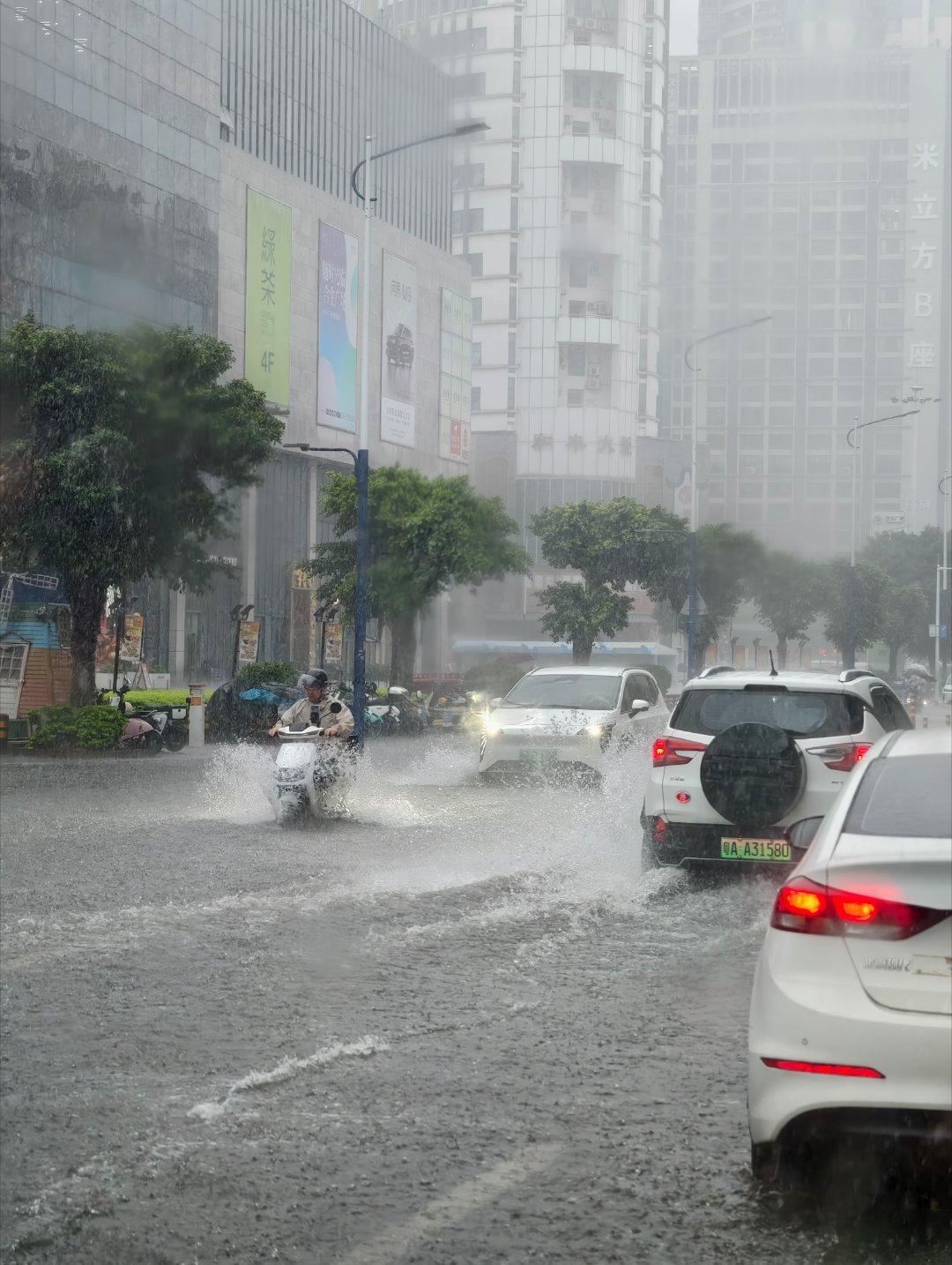 广州这雨离谱程度：比依萍借钱、楚雨荨淋雨、杉菜躲雨加起来还猛...关键我还晒了被