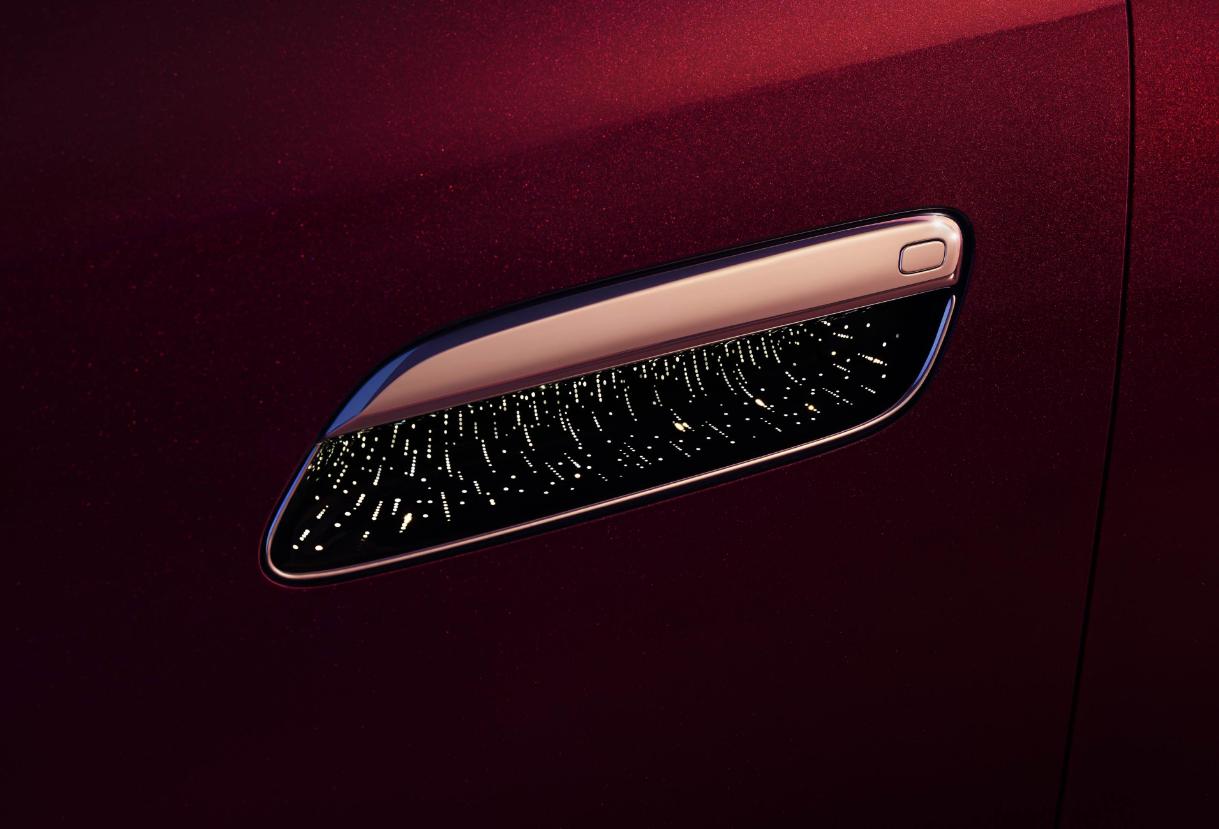 9月10日，岚图泰山官图发布，新车以超豪华造型设计和多项领先科技配置，迅速成为高