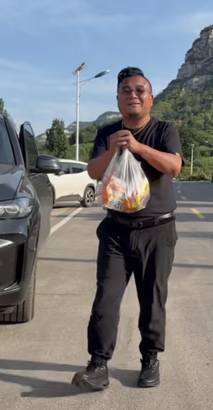 告别。
这个主播在太行山打造“千风寨”。
大口喝酒，大口吃肉，还有压寨夫人。
5