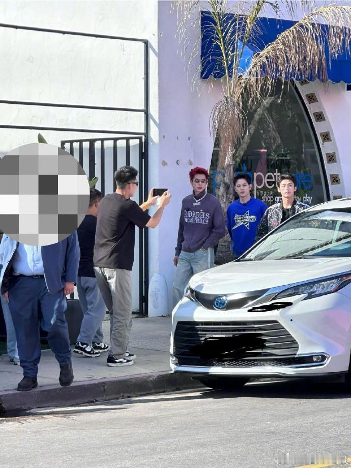 LA粉墙偶遇王鹤棣 粉墙做背景也压不住王鹤棣的气场，路透生图都这么绝，真的越看越