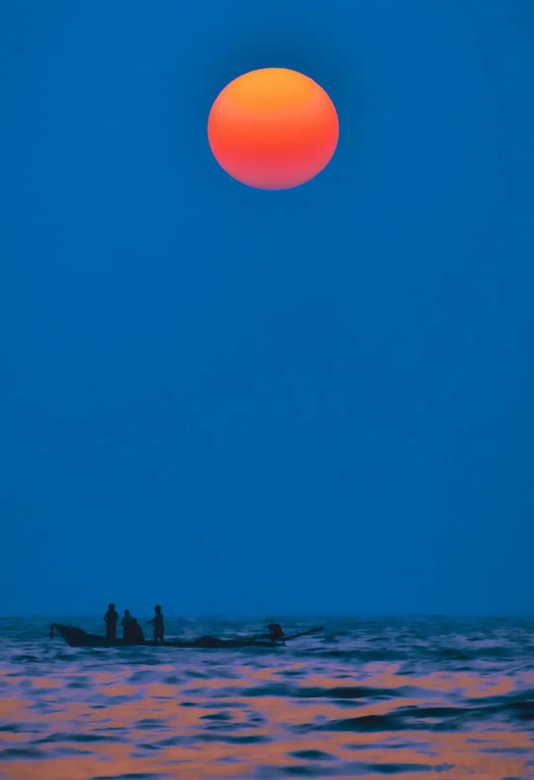 中秋夜美玉轮悬，清辉漫洒万家前。且惜此夕团圆意，身顺神安胜似仙。 ​​​