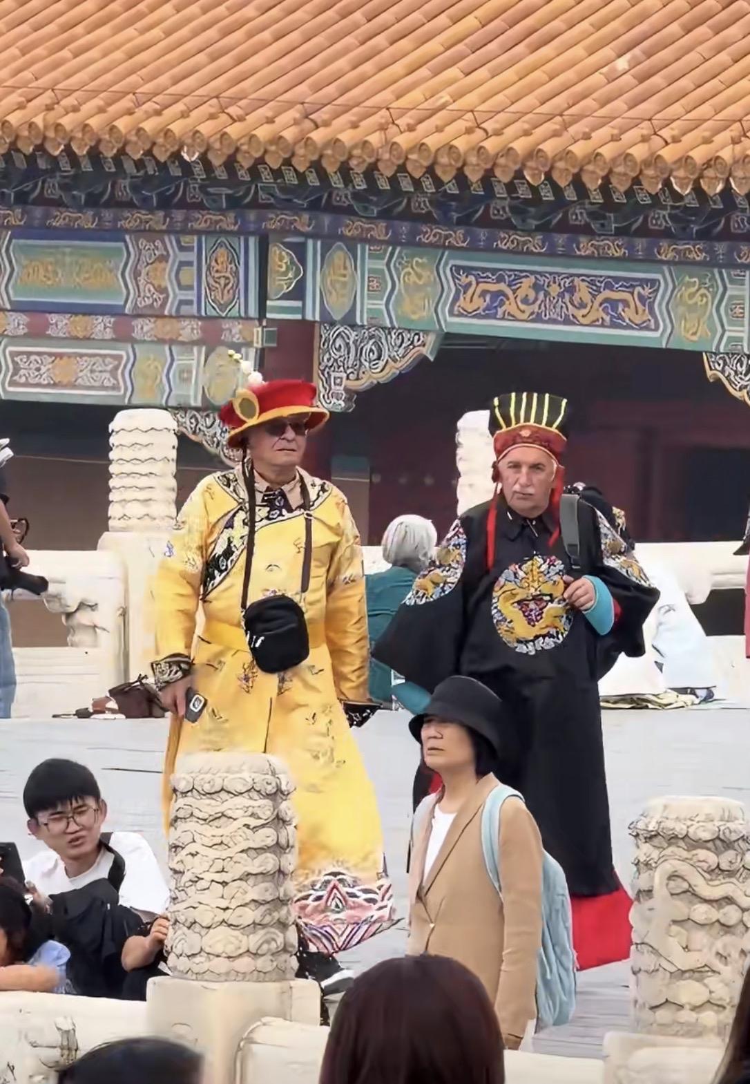洋人穿着大清服饰逛故宫是个什么概念？！

越来越多的外国人来中国旅行，对中国的名