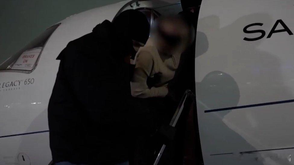 凤凰新闻【袭击俄军中将的嫌疑人在迪拜被捕】△嫌疑人被从迪拜引渡回俄当地时间2月8