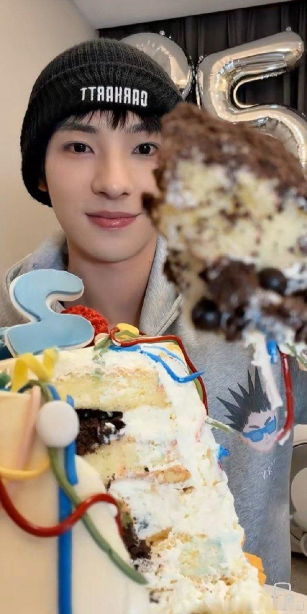 颜安[超话]刘涛余宇涵隔空送颜安生日蛋糕颜安也太幸福了吧！直播突然收到俩 “海角