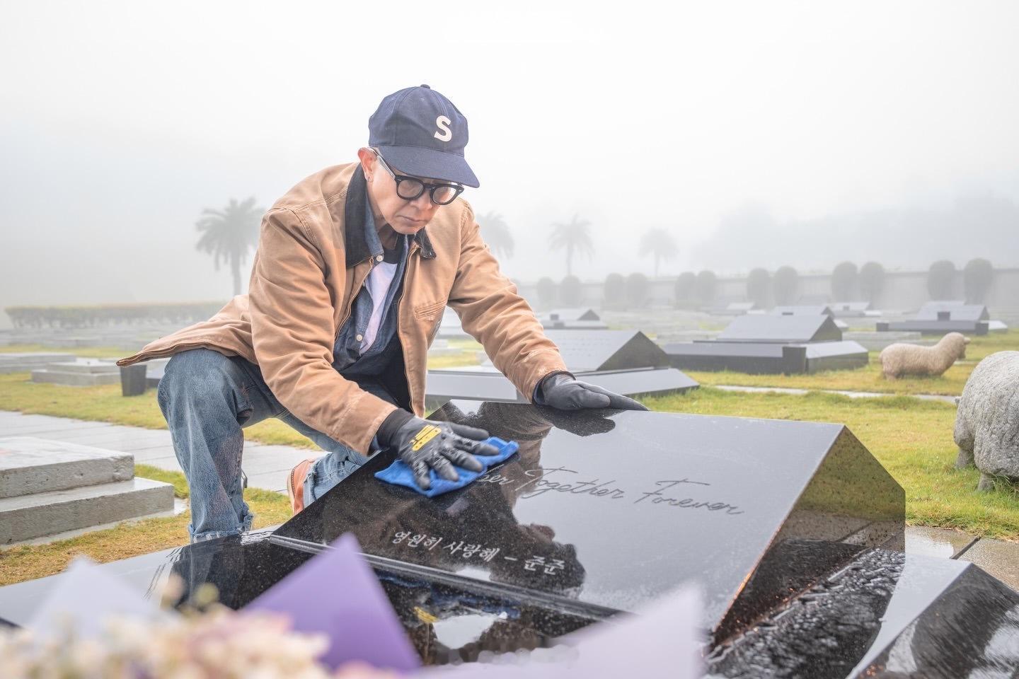 大s雕像大s纪念雕像由具俊晔设计 丈夫具俊晔，擦拭大S的墓碑，并俯身在雨中亲吻墓