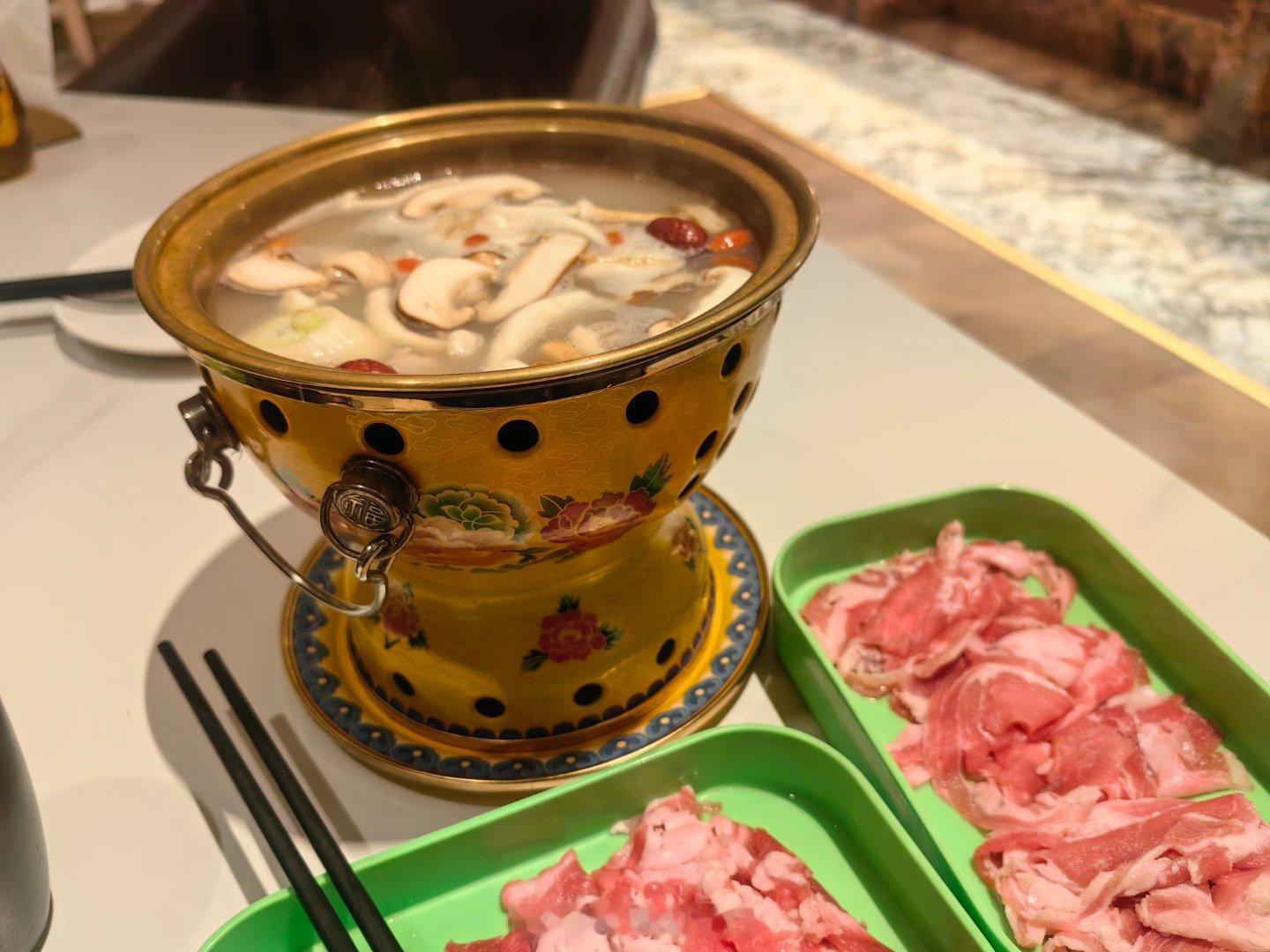 锅茶我绝对最起码两碗，然后涮涮羊肉， 
