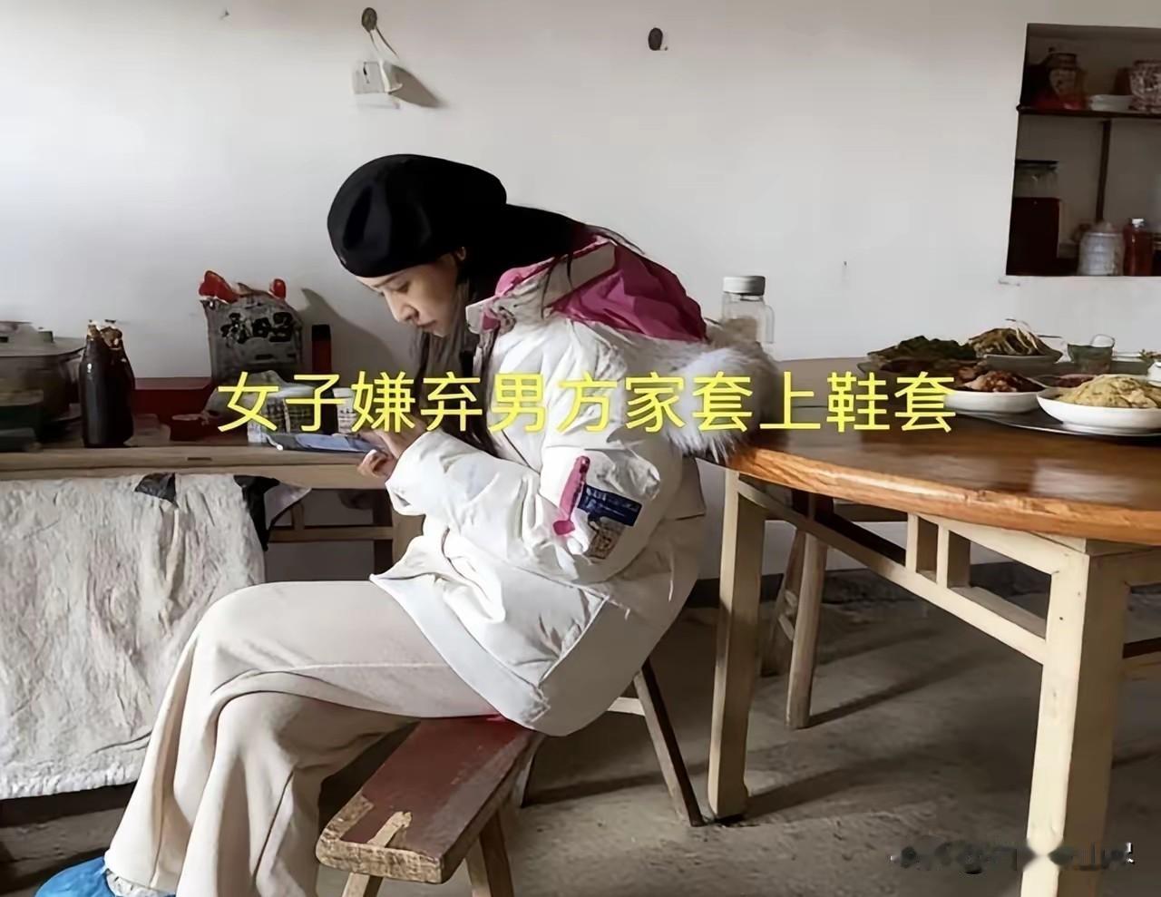 扎心了！男生带着女友回农村过年，父母得知后高兴的不行，又是收拾屋子，又是叫来亲朋