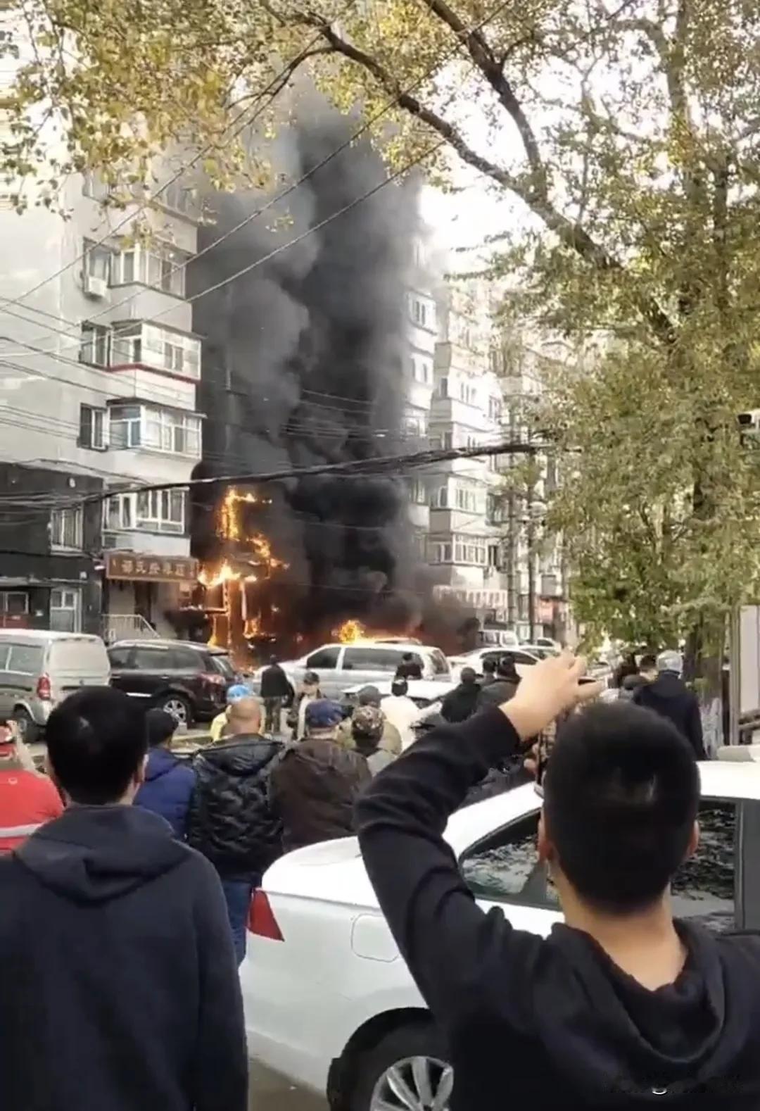 突发！哈市南岗区“和兴七道街”附近大火，现场浓烟滚滚🔥，希望大火及时扑灭、人员