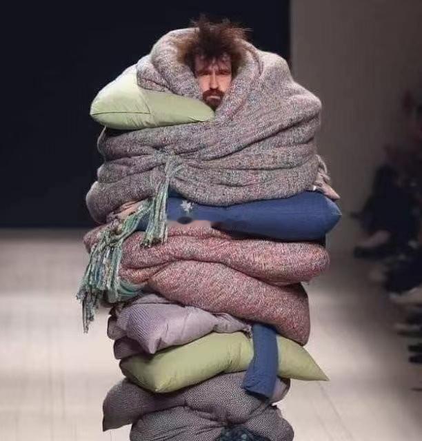 二手车市场里的小平房有的漏风严重~~~自己购买胶布贴呗~~~