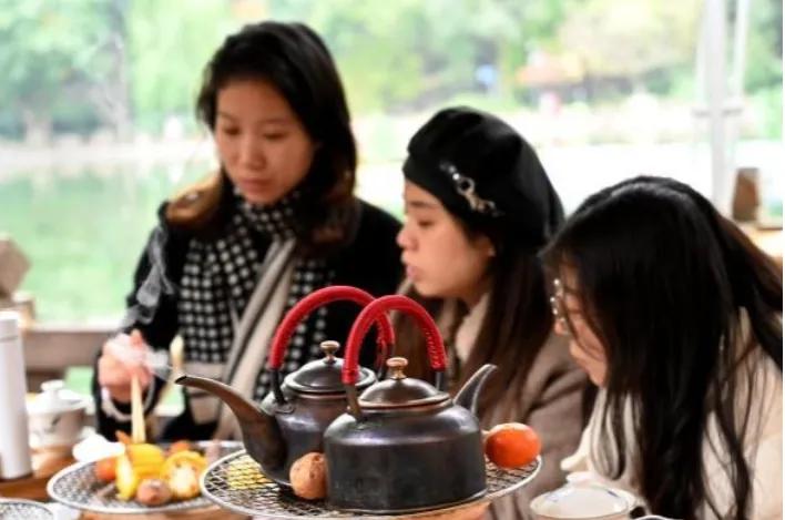 大家有没有察觉？年轻人悄悄换了三条“活法”，信号非常强烈。

第一，卷不动了，干