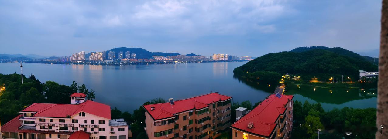 ​突然发现了美景，原来她一直都在。
只是我们忽略了她的存在！
​（自拍于傍晚七点