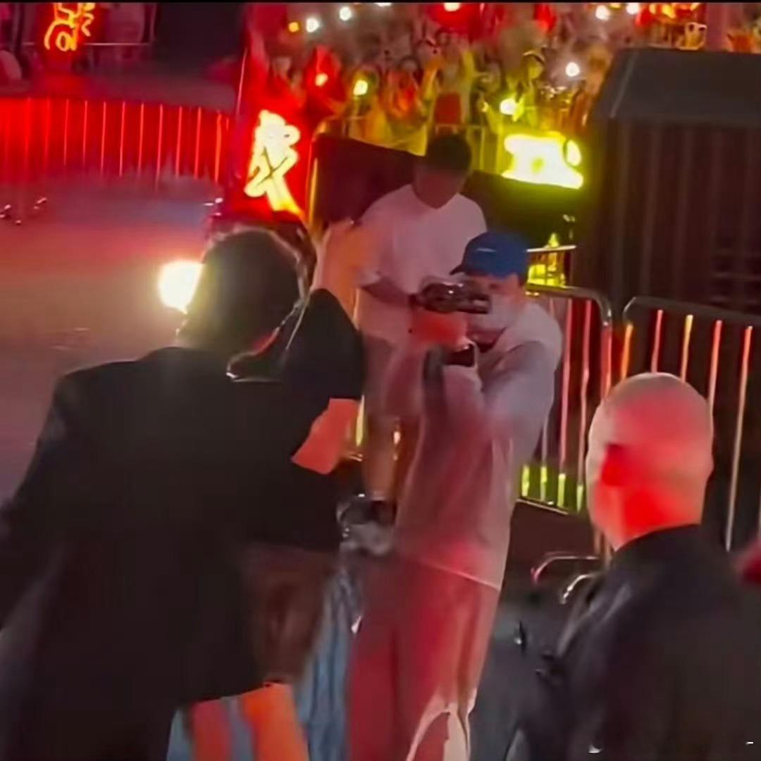 肖战和粉丝双向奔赴偏心肖战给百香果最大的偏心