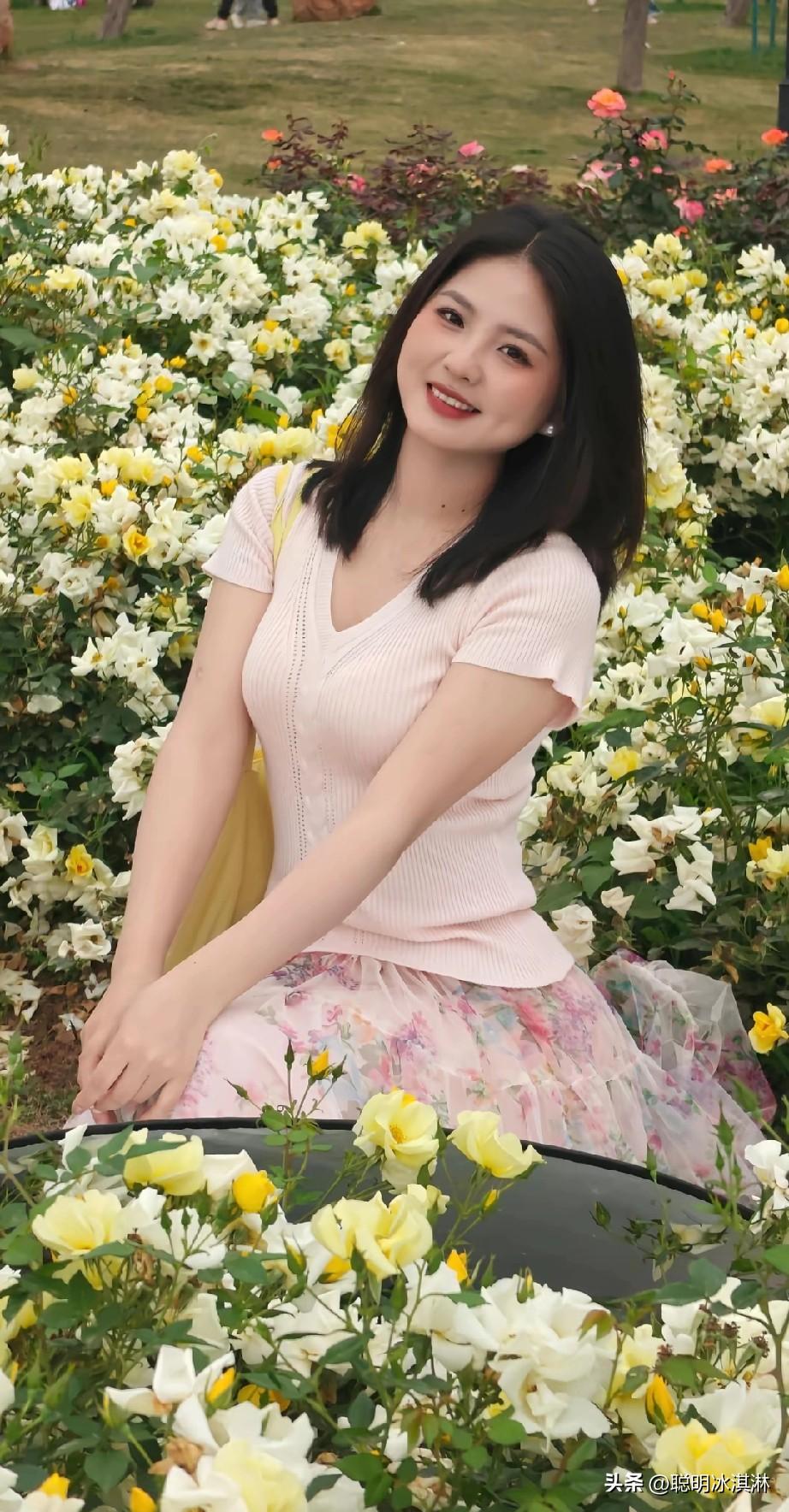 花海中的甜美少女，笑靥如花，春日气息扑面而来！