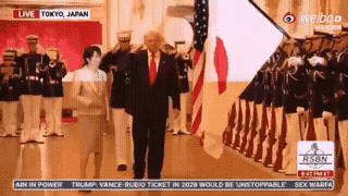 高市早苗想拉特朗普给日本国旗鞠躬，特朗普径直走过……