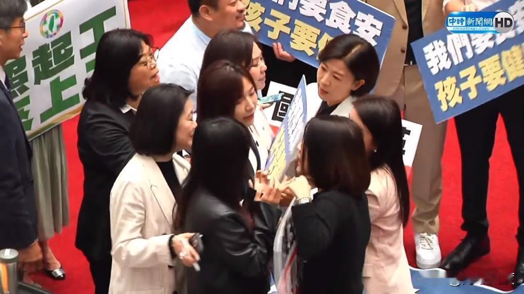 台民意机构开议第一日两党就开干！标语口号满天飞！韩国瑜宣布休息，徐巧芯神速抢麦克