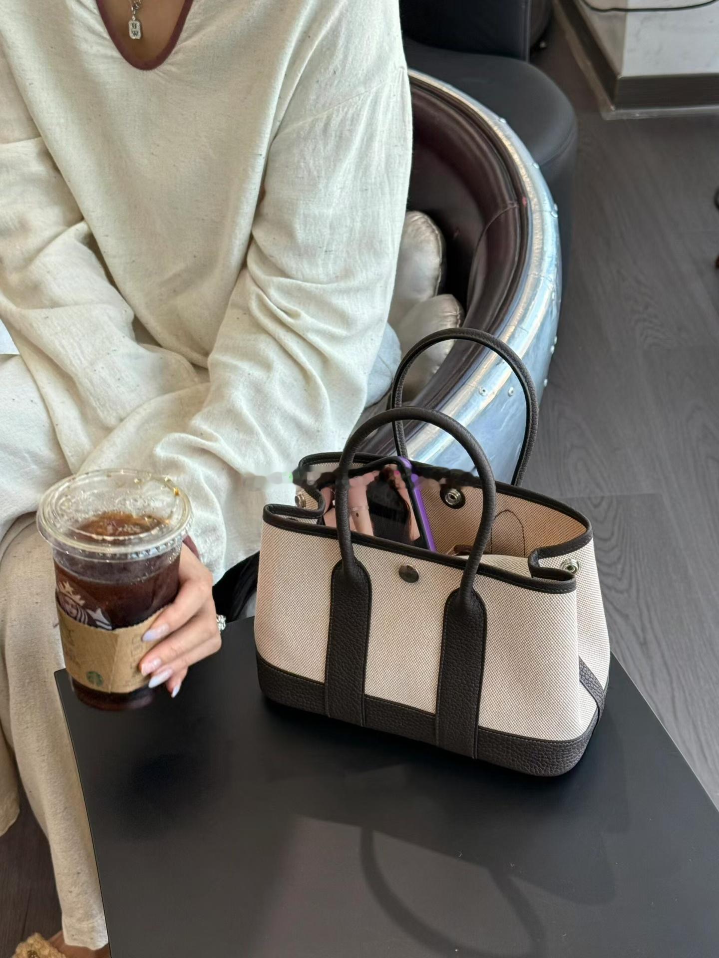 乌木色低调沉稳，mini尺寸超适合日常，容量够用还不挑风格，搭大衣、配休闲装都出
