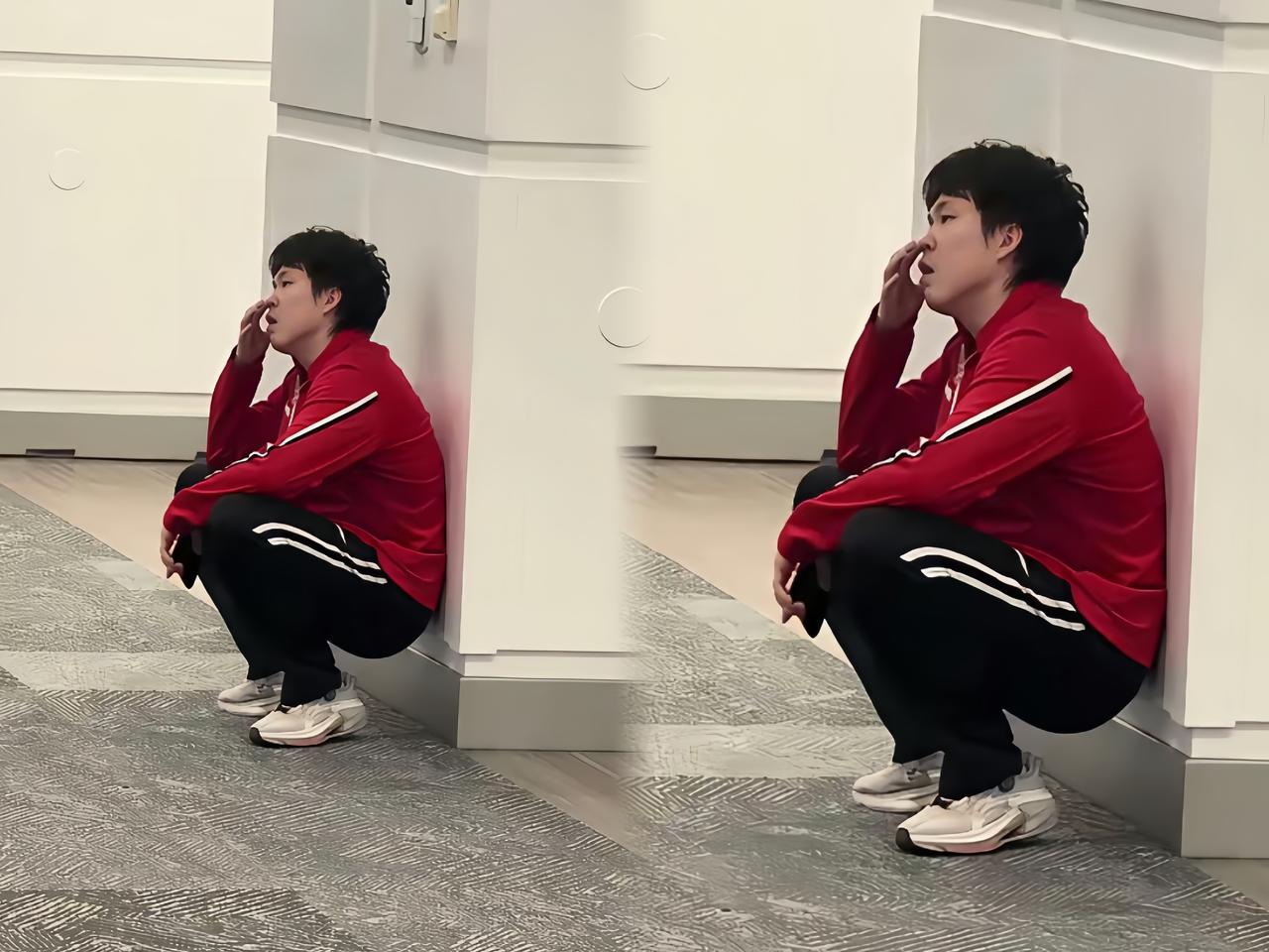 那张照片我真的看不得第二遍...

输球后他一个人缩在墙角，
脸埋进膝盖里，
整
