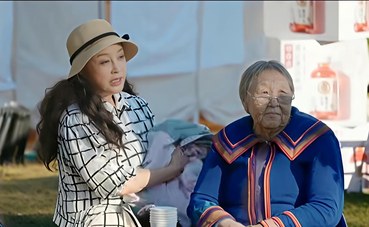 年，刘晓庆说我是50年的，我还比你大一岁呢！咱俩合个影吧！