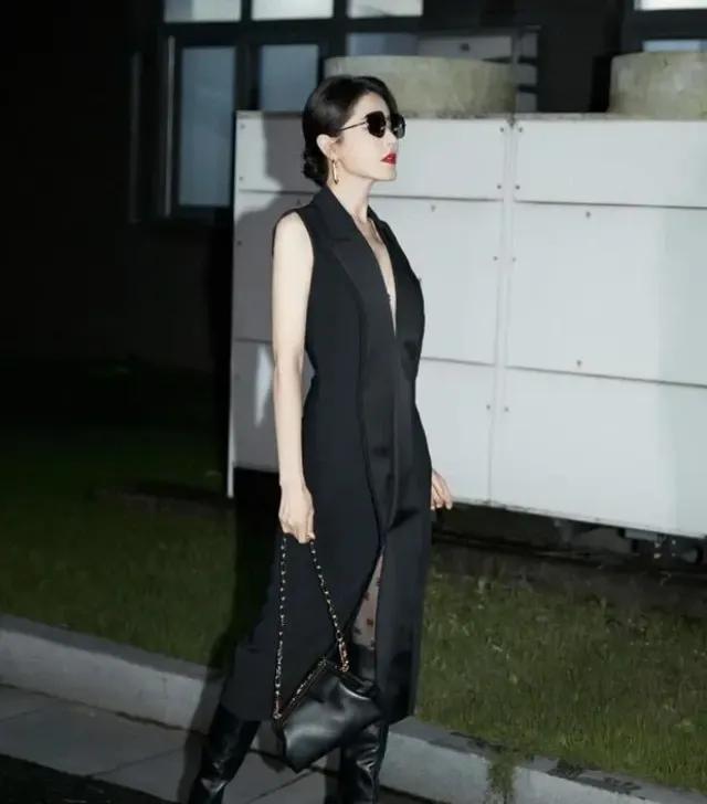 她这个样子真是美翻了吧！

还真不愧是百年不遇的中戏美女啊！这一身黑色装扮让她看