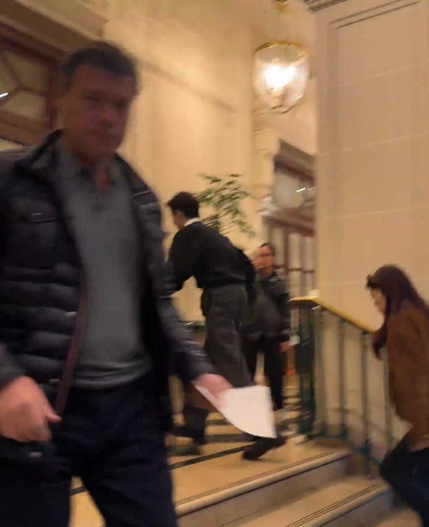 王安宇 不要问人家这种问题 又一次被老王哥感动到🥹法国网友分享在酒店偶遇王安宇