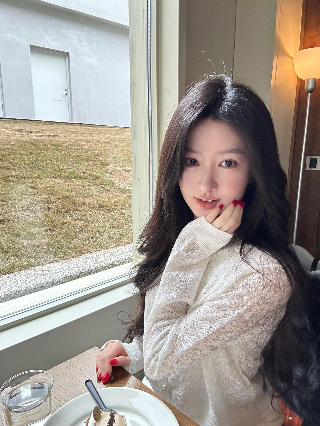 阳光洒在脸上心情都变甜啦，保持可爱与元气，做个温柔又快乐的小女生。甜妹日常 元气