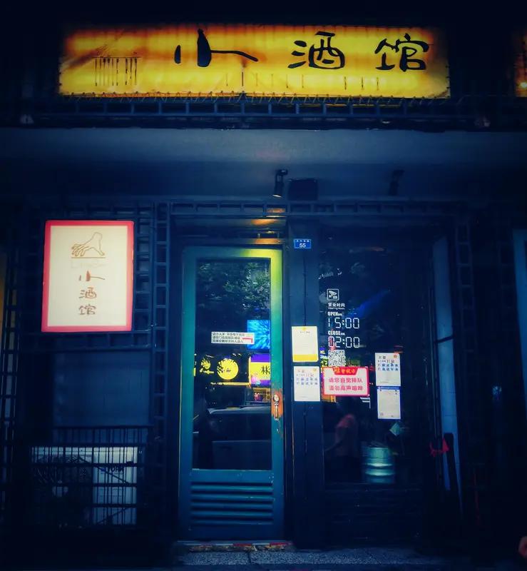 相册里最满意的照片，是在十点拍的那张。那是个夏夜，十点的街头少了白日喧嚣，多了份