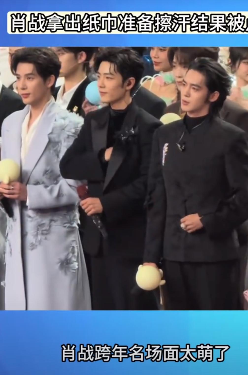 【肖战·临场反应】肖战掏纸巾擦汗被点名场面火了[星星眼][星星眼][星星眼]
热