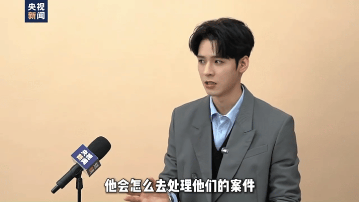 龚俊家事法庭央视专访排面拉满！央视新闻连发三天龚俊。专访里的他沉稳通透，认真讲述