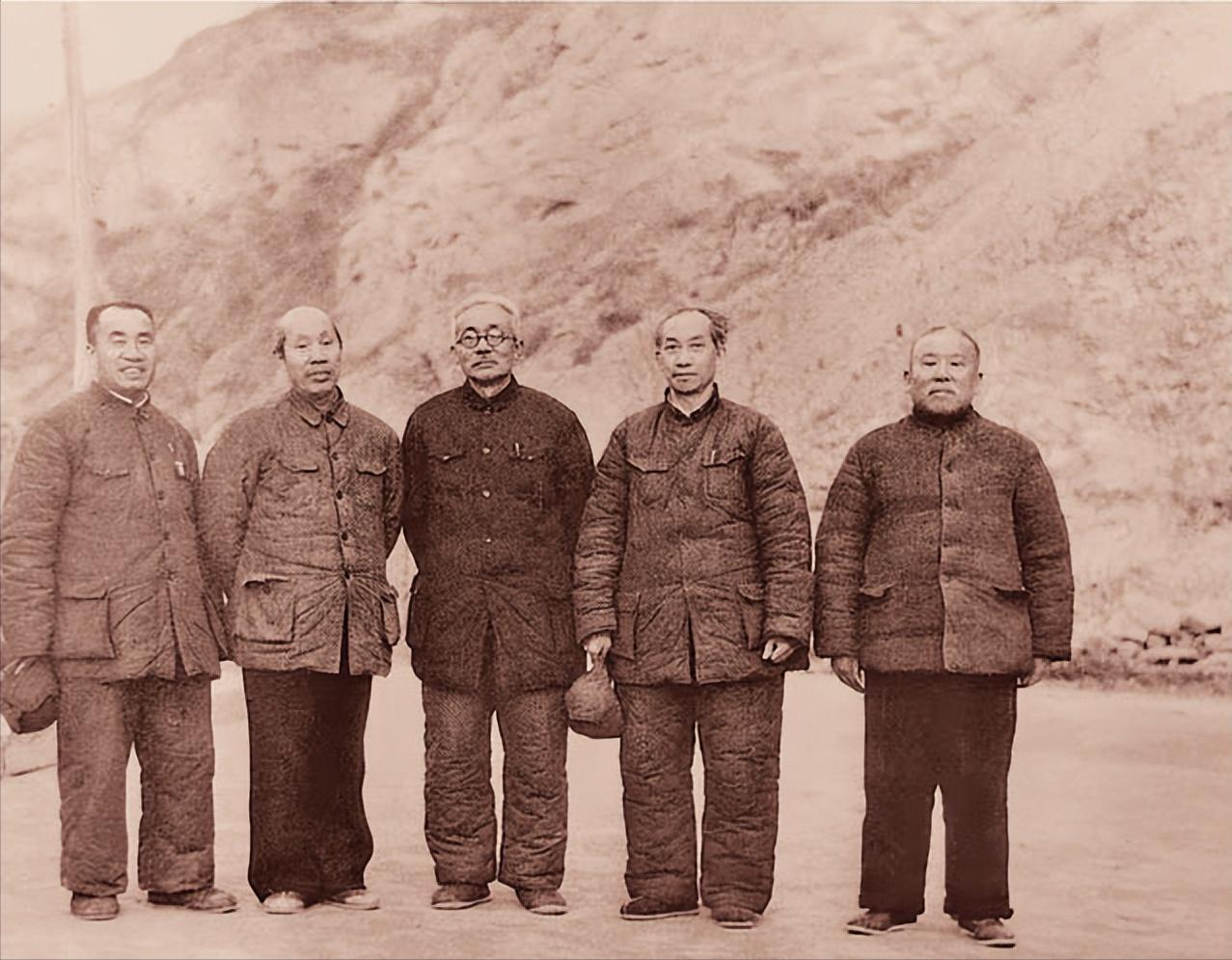 1945年，朱德和董必武、林伯渠、吴玉章、谢觉哉（自左至右）在延安