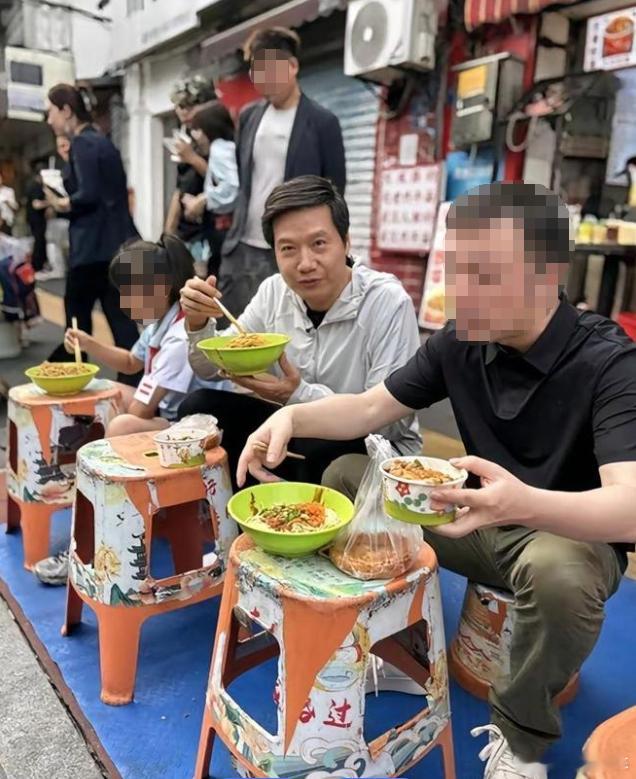 为什么雷军简单吃个饭也能上热搜？而且还反复上了几次，究竟是为什么？是他真诚的做人