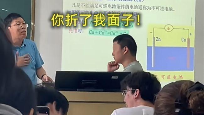 不正学风已经传递到大学课堂了？
今天有两件极具讽刺性的事，
都发生在大学老师课堂