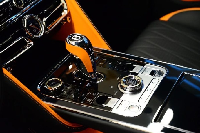 车圈驾到 | 宾利高级定制部门MULLINER以龙纹为灵感，结合北宋书法大师 米