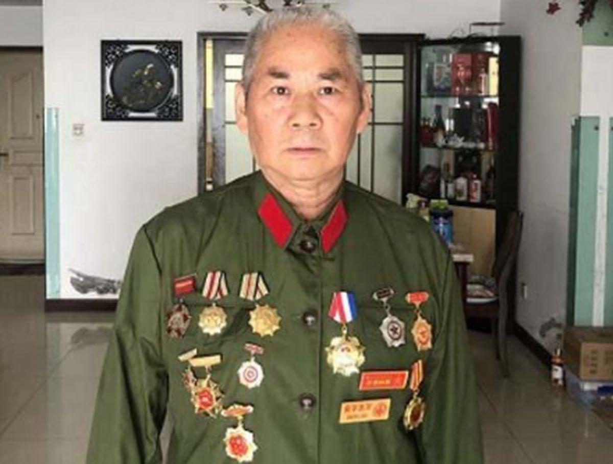 [太阳]1979年，我军战士巡逻时，意外发现一个手脚溃烂之人，他身上有一支枪、一
