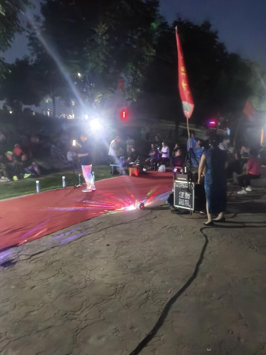 经过“白海豚”一番洗礼，
湛河的水位已经退下去了。

河道两边裸露出的护坡石，