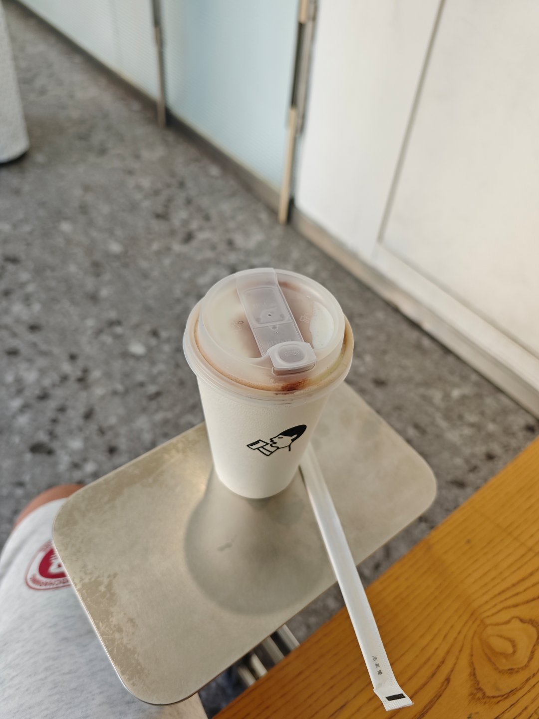 家里的阿姨说她昨晚押了六合彩三中三，十块钱中了七千块666，牛逼阿姨，我得和你混