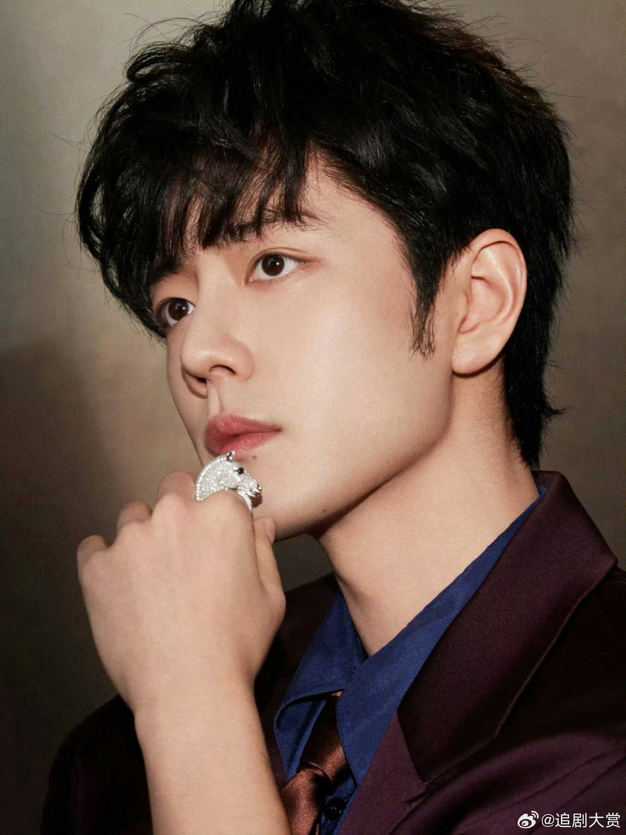 肖战的戒指只要是肖战这张脸，他戴什么都闪闪发光肖战的戒指