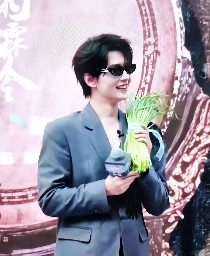 河南为了能销售蒜苔连杨洋都没放过杨洋来宣传雨霖铃，顺便宣传了一下蒜苔他还很开心，