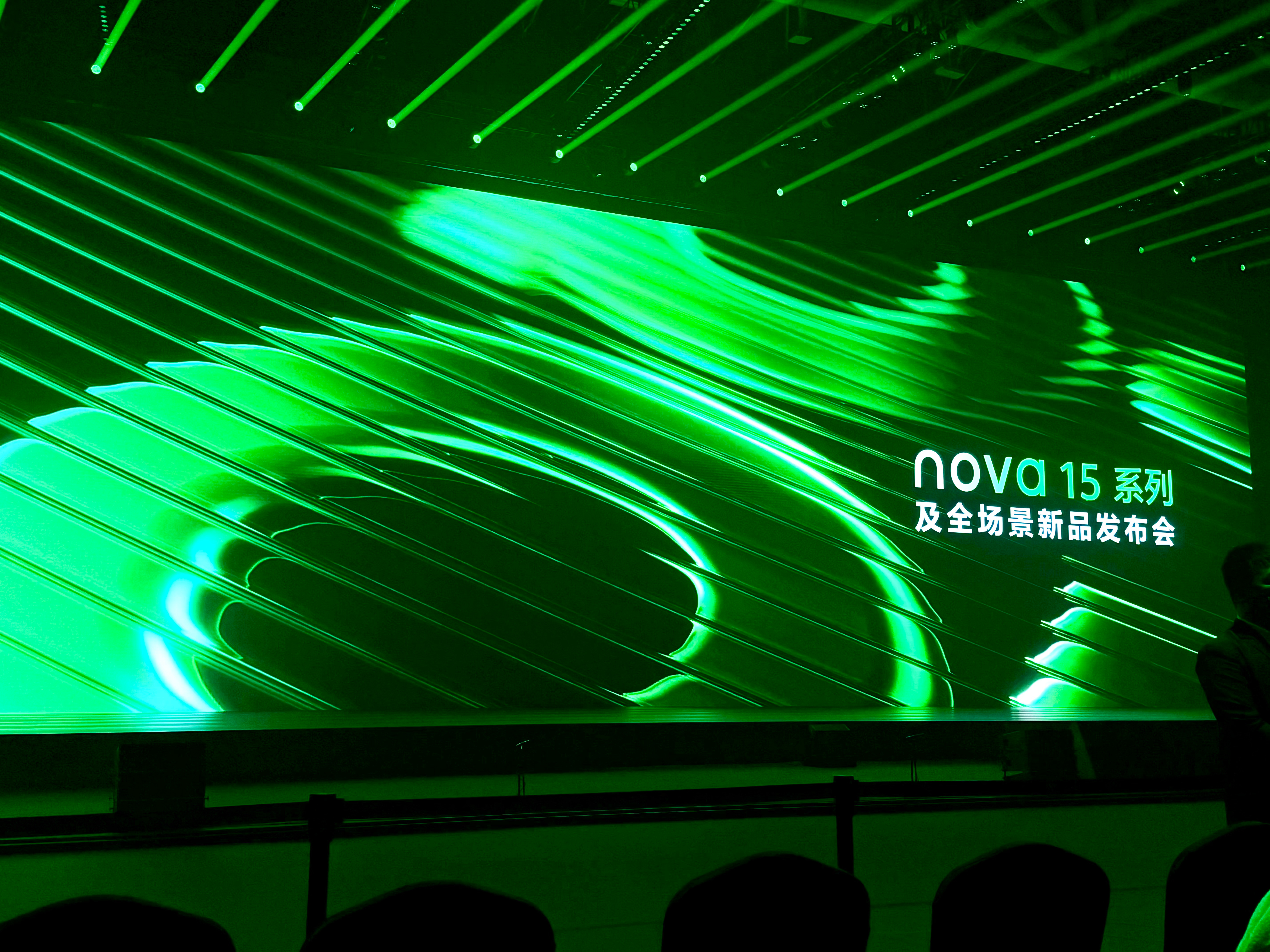 到现场了，今儿的位置非常好👍不知道一会儿易洋千玺会不会来 深圳·深圳国际会展中