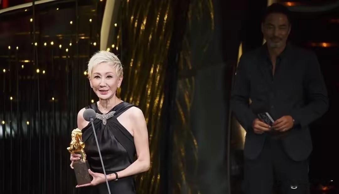 这是一个真实的关于爱情与婚姻的故事。

她出身名门、美丽多才，不顾父母和所有亲朋