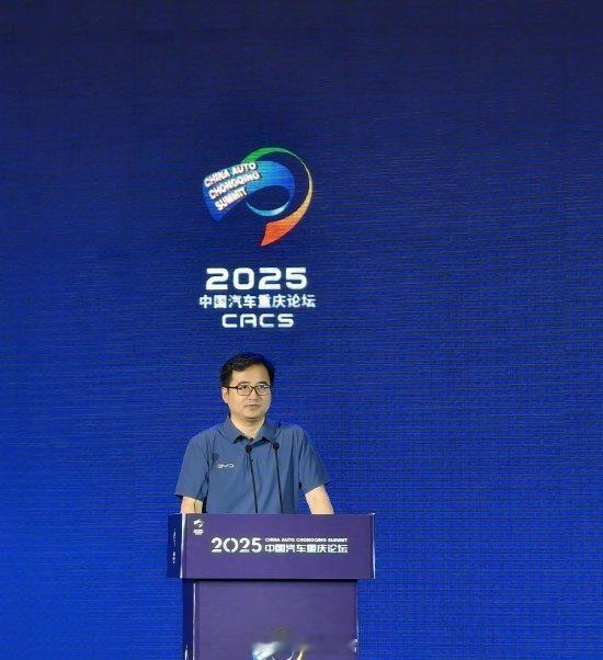 李云飞提到，近期蔚来 CEO 李斌说遭受抹黑，“我们受到的攻击和抹黑数倍于蔚来，