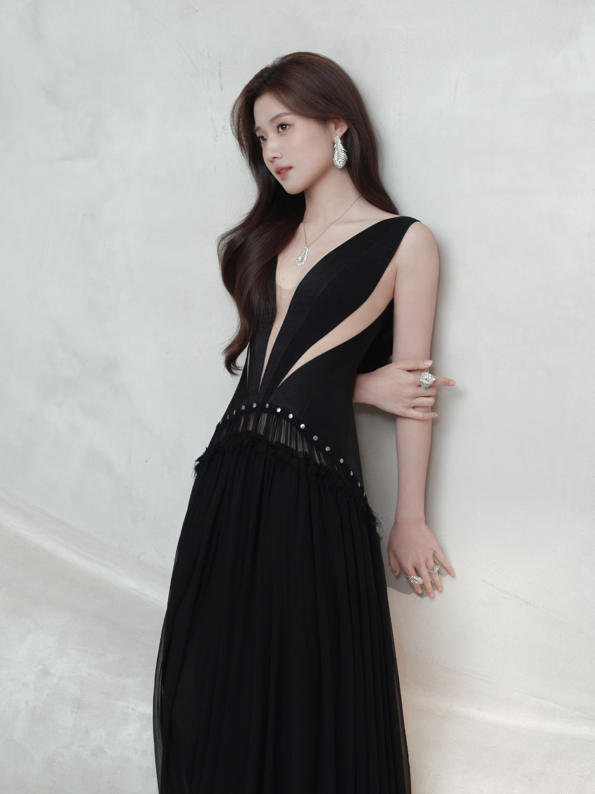 卢昱晓眼神戏，黑裙穿搭好生优雅。卢昱晓