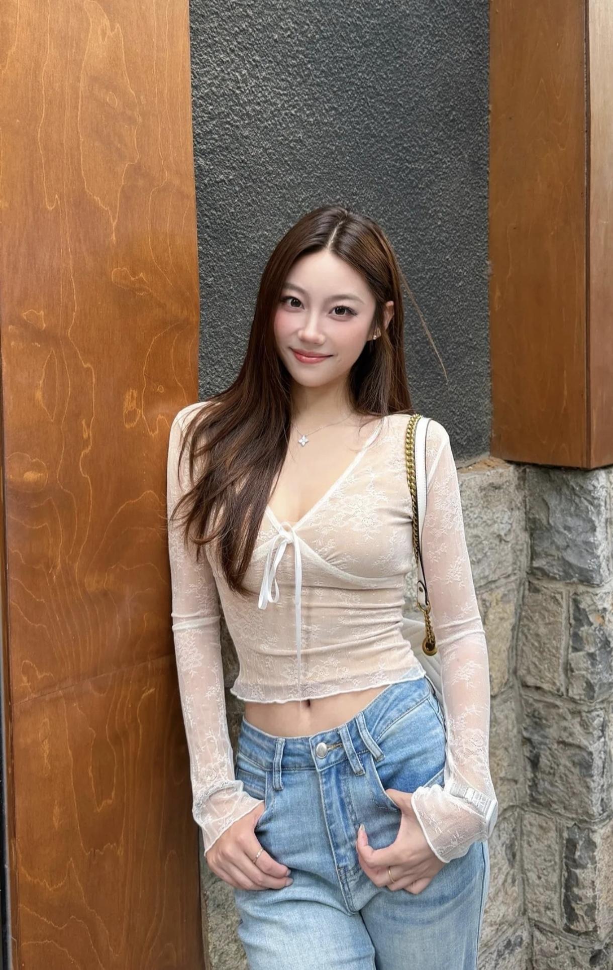 午后悠闲地逛街，走累了，喝杯咖啡吧