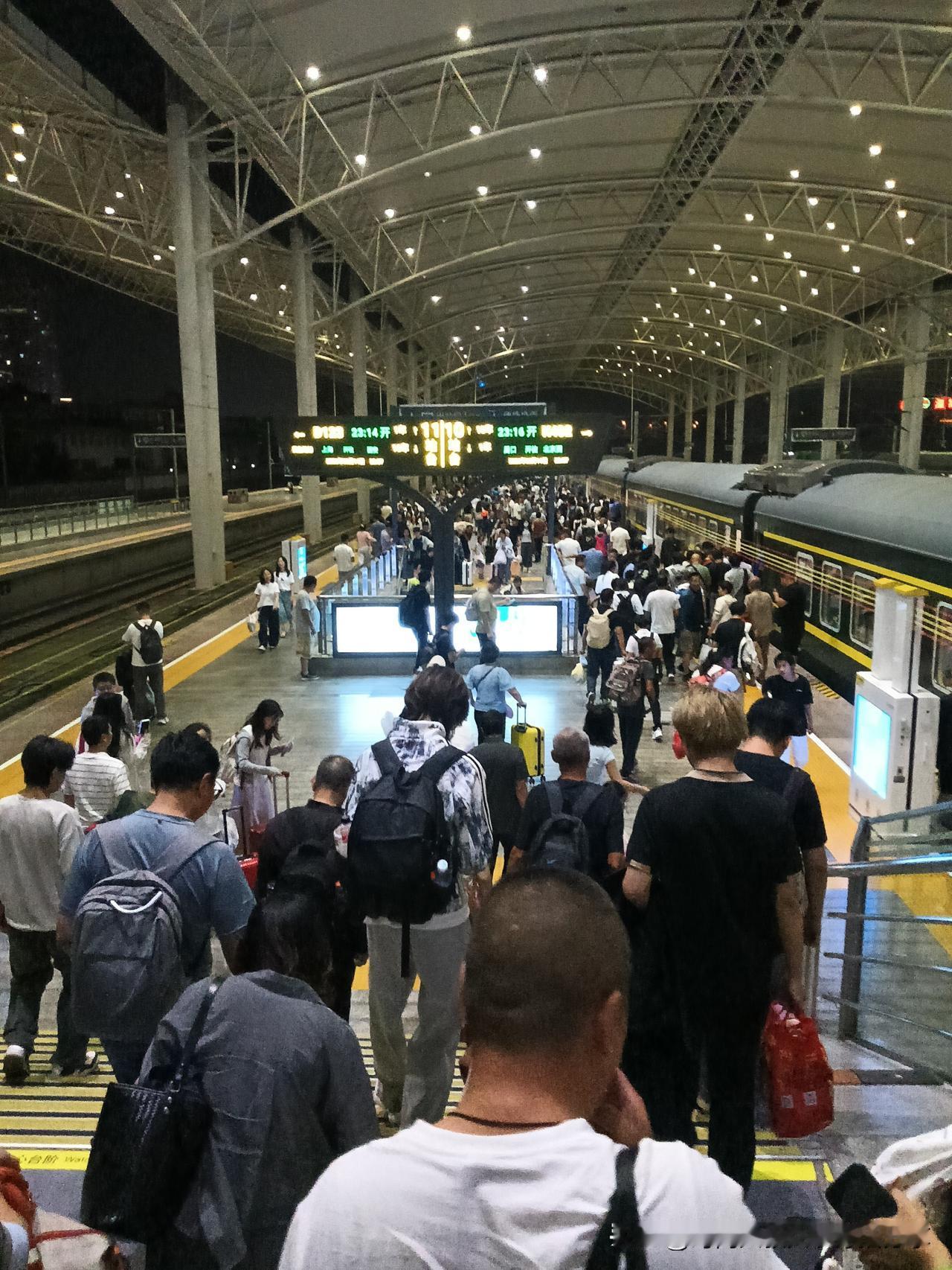 2026年8月14号晚上11多坐火车去沧州，半夜坐火车的人还是这么多呀！夜间坐绿