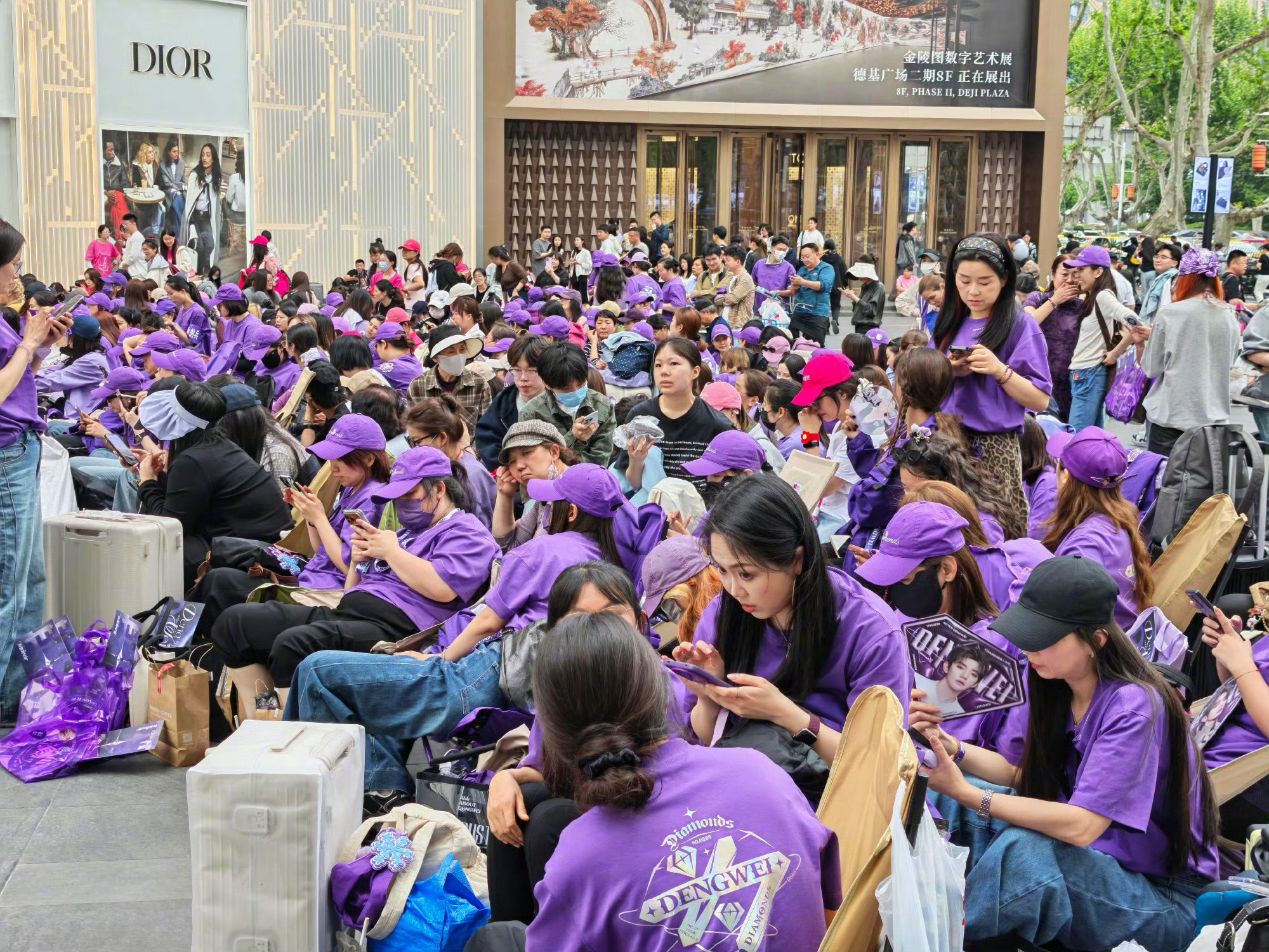 邓为南京线下迪奥活动去了好多粉丝，枯水期人气还是这么高，粉丝含金量好高，紫海真漂